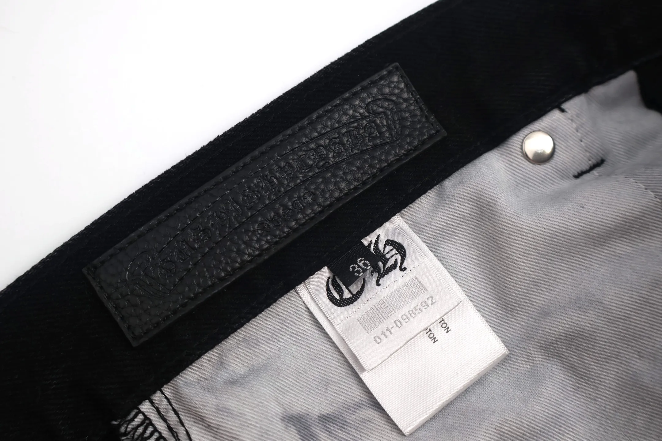 🅿️800 [Exclusive supply] CH Crow Heart Cow King Jeans (Black) Use genuine levis502 as the base plate. Purchase the original version at 5W. Heavy washing, frayed and distressed, customized cowhide cross. After dyeing, it will be fixed and will not fade. Fully right-angle fit hand embroidery thread, a total of 5 small silver nails on the whole body, 1 silver medal, 5 Cross Scout flower buttons. The silver content is 85%. It is not made of 925 silver because the silver content is too high and it will easily turn black and oxidize, which affects the appearance. The printing adopts the garment screen water slurry printing process. Size:32/34/36/38
